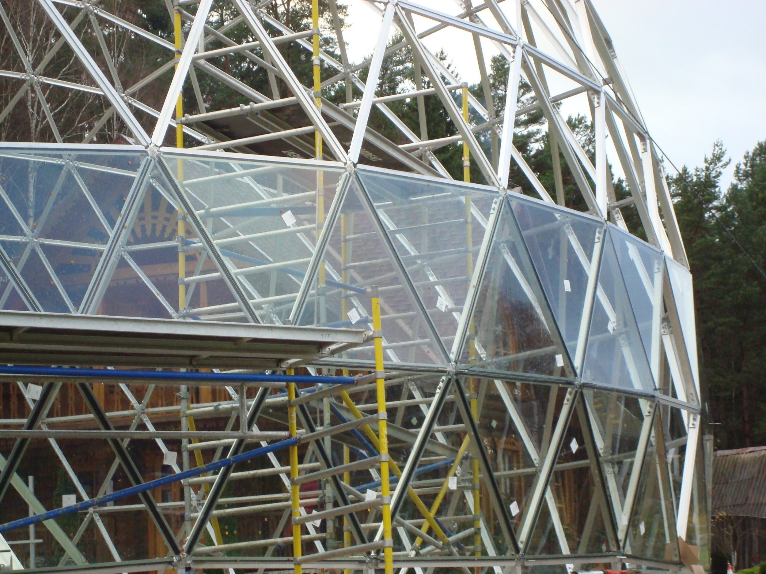 Installation of a glass geodesic dome