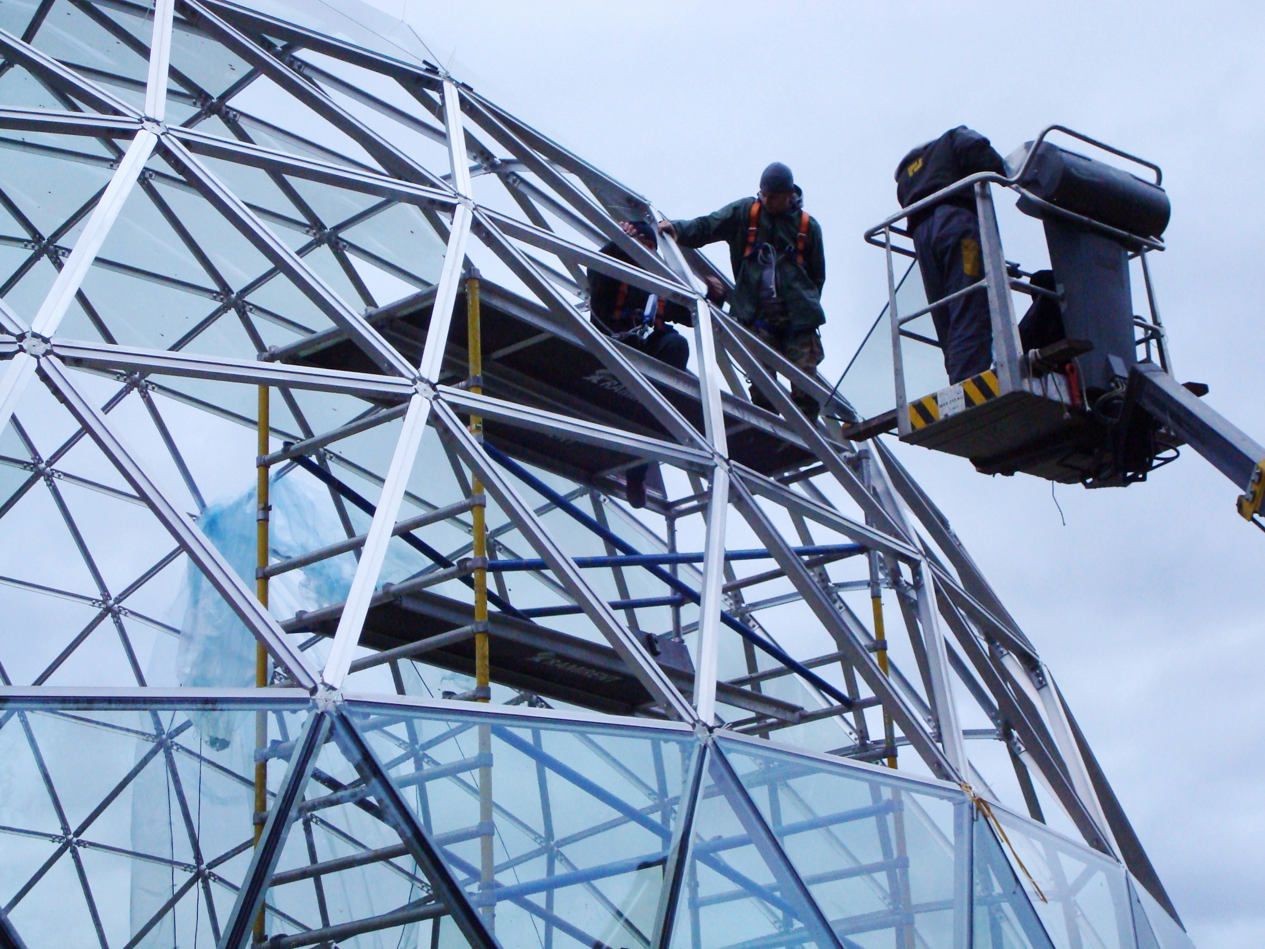 Design and installation stages of a glass geodesic dome